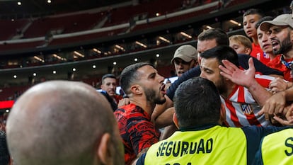 Mario Hermoso se enfrenta a los hinchas del Frente Atlético en agosto de 2022. 