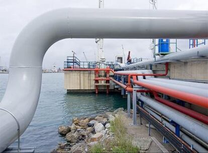 Detalle de las tuberías que canalizarán al agua de los barcos a los depósitos.