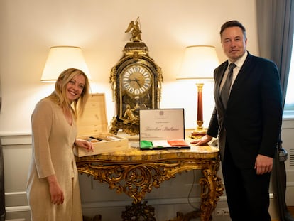 La primera ministra italiana, Giorgia Meloni, con el empresario Elon Musk, en Roma.