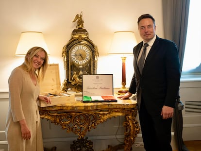 La primera ministra de Italia, Giorgia Meloni, con el empresario Elon Musk, el pasado 15 de junio en la sede del Gobierno italiano en Roma.