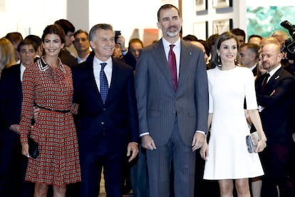 Los reyes Felipe y Letizia, acompañados por el presidente argentino, Mauricio Macri , y su esposa, Juliana Awada  durante la inauguración de la 36ª edición de la Feria Internacional de Arte Contemporáneo (ARCO).