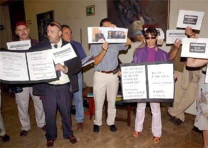 Un grupo de afectados protesta por fuera de la Junta de Accionistas.