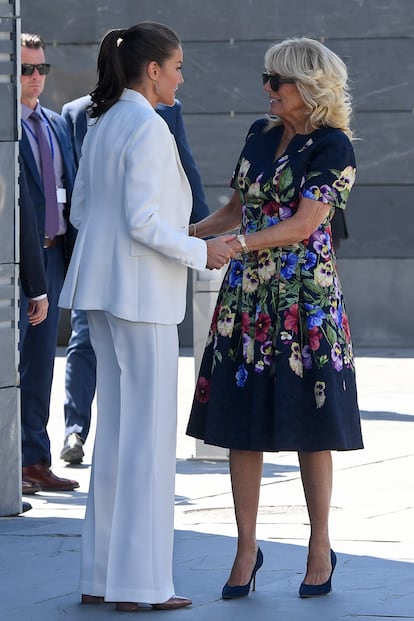 Tras su primer encuentro el lunes, este martes por la mañana la Reina y Jill Biden han vuelto a verse en Madrid, esta vez en Pozuelo de Alarcón. Por este centro de refugiados ucranios han pasado unas 22.000 personas de las 124.000 a las que España ha concedido protección temporal.