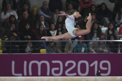 La gimnasta, Kara Eaker, compite en la final de aparato durante los Juegos Panamericanos celebrados en Lima (Perú).