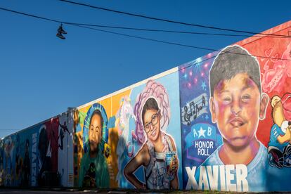 Murales de los niños Jayce Luevanos, Jailah Silguero y Xavier López, quienes perdieron la vida en el tiroteo de hace un año. 