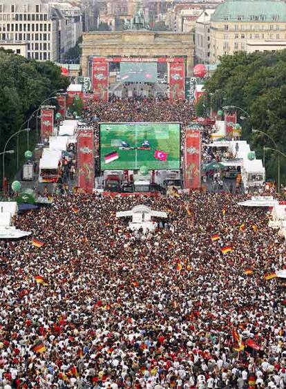 Aficionados en la puerta de Brandemburgo durante el partido