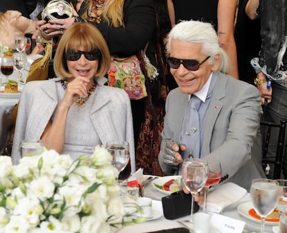 Anna Wintour y Karl Lagerfeld en 2010, ambos con gafas de sol en interior.