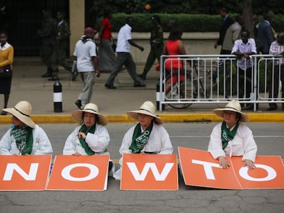 Activistas y agricultores de distintos pa&iacute;ses de Asia y &Aacute;frica participan en una manifestaci&oacute;n para pedir la protecci&oacute;n de los agricultores en los pa&iacute;ses en v&iacute;as de desarrollo a la OMC en Nairobi (Kenia).