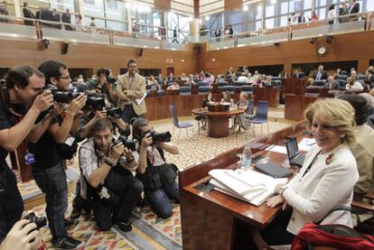 Aguirre posa para los fotógrafos a su llegada a la Asamblea de Madrid, momentos antes del inicio de la segunda sesión del debate de investidura.