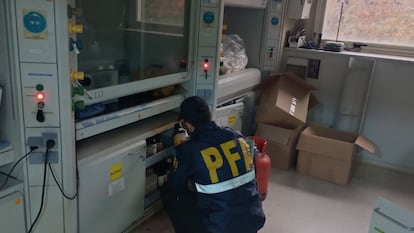 Un Policía Federal revisa insumos médicos presuntamente vinculados con varios fallecimientos ocurridos en el Hospital Italiano de La Plata.