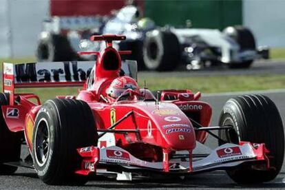 Michael Schumacher, seguido de su hermano Ralf.