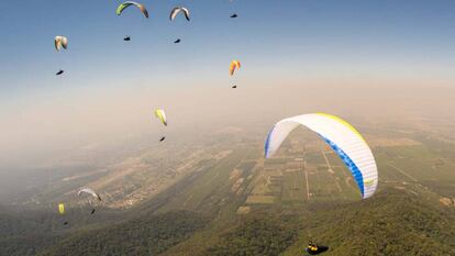 Practicantes de parapente en una foto de archivo.