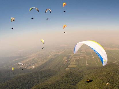 Practicantes de parapente en una foto de archivo.