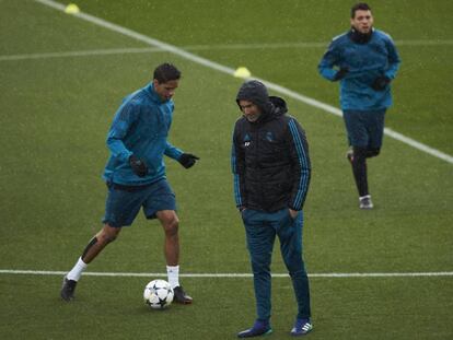 Varane, junto a Zidane y Kovacic en el entrenamiento de este martes. 