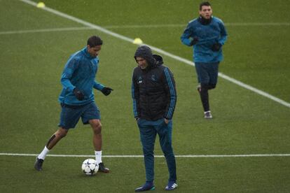 Varane, junto a Zidane y Kovacic en el entrenamiento de este martes.