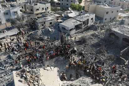 Gazatíes buscan víctimas entre los escombros tras un bombardeo israelí sobre Jan Yunis, en el sur de la franja de Gaza, este sábado.