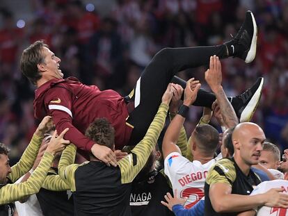 Los jugadores del Sevilla mantean a Julen Lopetegui tras consumarse la clasificación para la Champions.