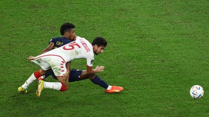 Mohamed Ali Ben Romdhane y Kingsley Coman durante una disputa de balón en el partido entre Francia y Túnez. 