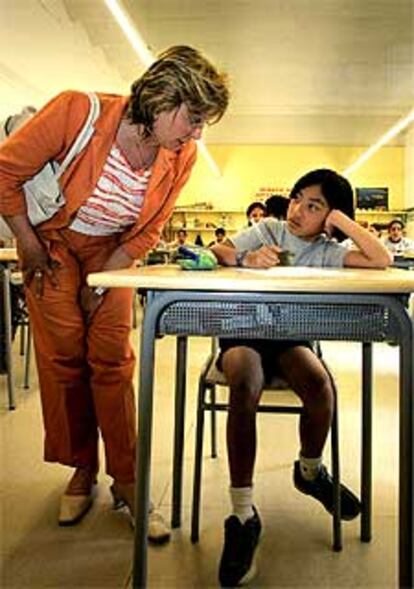 La consejera de Enseñanza, Marta Cid, de visita en la escuela Labouré, en la calle de Elisabets de Barcelona, ayer.