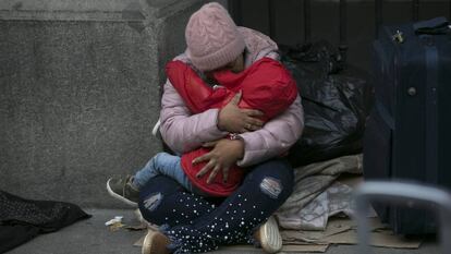 Una madre con su hijo a las puertas del Samur Social, la pasada semana, en Madrid.