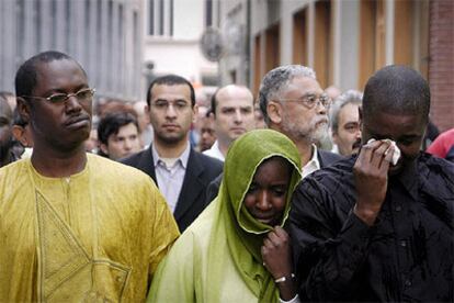 Familiares de Oulemata N&#39;dye participan ayer en una marcha silenciosa en Amberes.