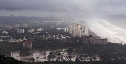 Vista panorámica de la línea costera de Acapulco este lunes.