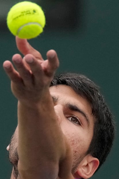 Alcaraz, durante un saque en la final.