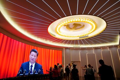 El presidente chino, Xi Jinping, aparece en una pantalla durante un evento que marca el 100º aniversario de la fundación del Partido Comunista de China, en Shanghái, el pasado 4 de junio.