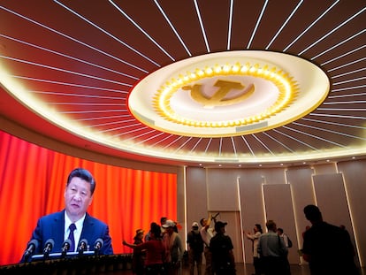 El presidente chino, Xi Jinping, aparece en una pantalla durante un evento que marca el 100º aniversario de la fundación del Partido Comunista de China, en Shanghái, el pasado 4 de junio.