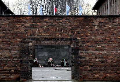 Vista del Muro de la Muerte durante las ceremonias por el 71 aniversario de la liberación de Auschwitz.