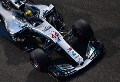 Mercedes' British driver Lewis Hamilton steers his car during the Abu Dhabi Formula One Grand Prix at the Yas Marina circuit on November 25, 2018, in Abu Dhabi. (Photo by Giuseppe CACACE / AFP)