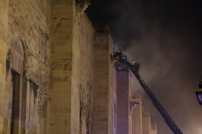 Bomberos en el lugar en el que se ha  declarado el incendio.