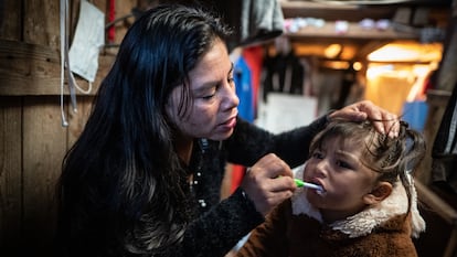 Patricia Rodriguez alista a su nieta para llevarla al jardin en la zona de Cazucá, Soacha, Colombia.  En junio de 2022.
