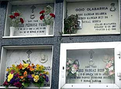 La lápida de Jesús María Pedrosa (tapada con flores), junto a la de Goio Olabarría.