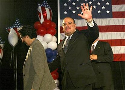 El candidato demócrata Cruz Bustamante se despide de sus seguidores tras reconocer la victoria electoral de Schwarzenegger.