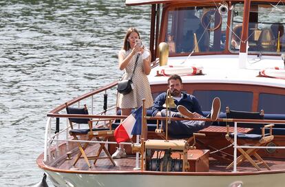 Violet Affleck acompaña a su padre, Ben Affleck, durante el crucero por el río Sena.