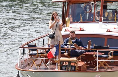 Violet Affleck acompaña a su padre, Ben Affleck, durante el crucero por el río Sena. 