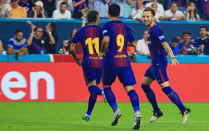 Los jugadores del Barcelona celebran el gol al Real Madrid