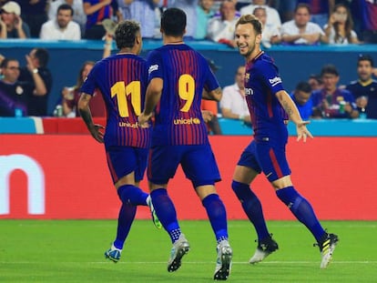 Los jugadores del Barcelona celebran el gol al Real Madrid