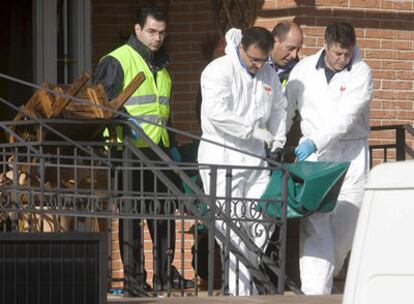 Agentes de la Guardia Civil trasladan un cuerpo de los tres fallecidos en el suceso de Alovera, el pasado 10 de abril