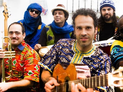Manuel Ballena Gurumbé, con la guitarra, y los músicos del disco 'Afroandaluz'.