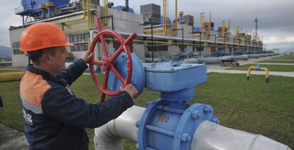 Trabajador en una instalación gasista ucraniana, en una imagen de archivo. 