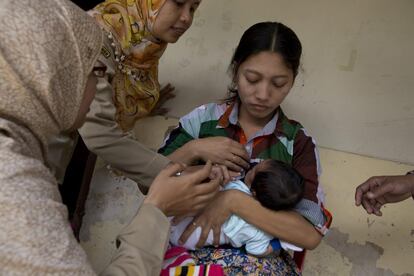 En las últimas dos décadas, se ha reducido a la mitad el número de muertes anuales de niños menores de cinco años, hasta llegar a los 5,6 millones en 2016. Los avances en mortalidad en el caso de los recién nacidos han sido más lentos y los bebés que mueren durante su primer mes siguen constituyendo el 46% de todas las muertes de niños menores de cinco años. En la imagen, unos trabajadores de la salud enseñan a una madre la forma correcta de sostener y amamantar a Diva, de 20 días, en Banggang Village (Indonesia).