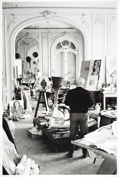 Picasso en el saln de La Californie con algunas de sus obras. Cannes, 1957.