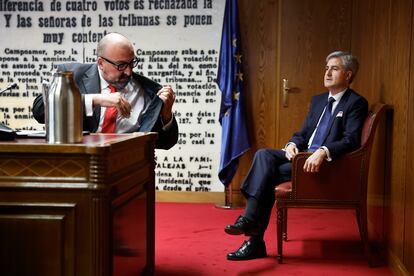 Desde la izquierda, Koldo García y su abogado Javier Pimentel, este lunes en la comisión del Senado.