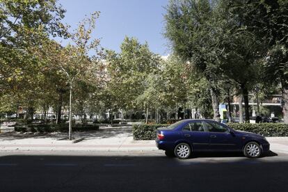 El Ayuntamiento mantiene la prohibición de aparcamiento en el centro hasta el sábado, descarta reducir la circulación el domingo con el regreso del puente del 12 de octubre. En la imagen, un único vehículo aparcado en una calle del centro de Madrid.