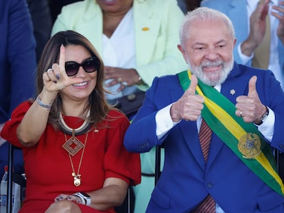 Lula y su esposa, Janja da Silva, saludan durante el desfile militar con motivo del Día de la Independencia, este jueves en Brasilia. Ella hace el gesto del Partido de los Trabajadores, cuyo símbolo es el rojo.