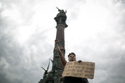 Protesta contra el racisme a l'estàtua de Colom diumenge a Barcelona.