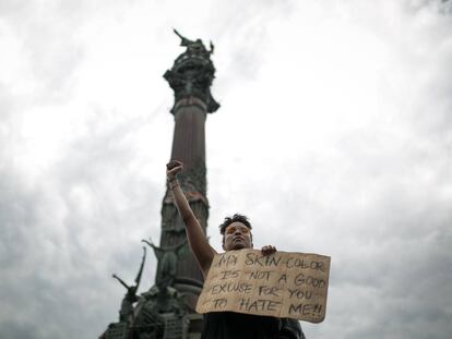 Protesta contra el racisme a l'estàtua de Colom diumenge a Barcelona.