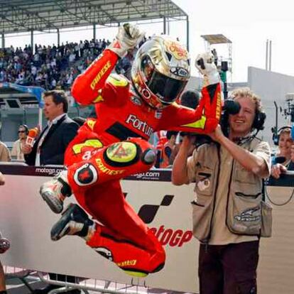 Jorge Lorenzo celebra su victoria nada más terminar la carrera.